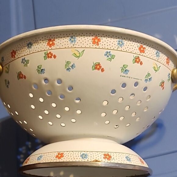 Kamenstein Floral Enanamel Colander with Gold Handles - Picture 12 of 16